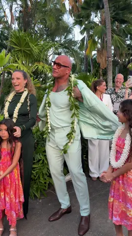 a #moana2 moment to remember. Dwayne Johnson shares a moment with his mother on the blue carpet with the Nonosina dancers. 