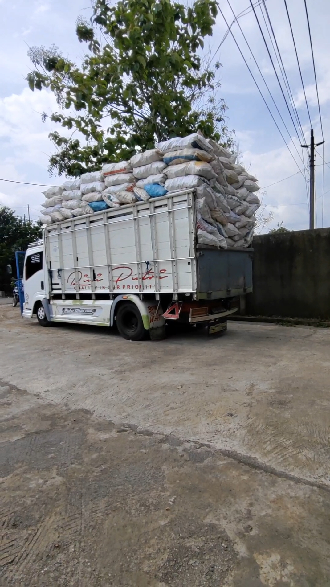 #CapCut Bismillah sluman slumun slamet #viral #maknartikredit #isuzu #elf #isuzu_thailand #isuzugiga #pejuangrupiah #driver_muda_punyacerita #fyp #giga #truckkonten #masukberanda 