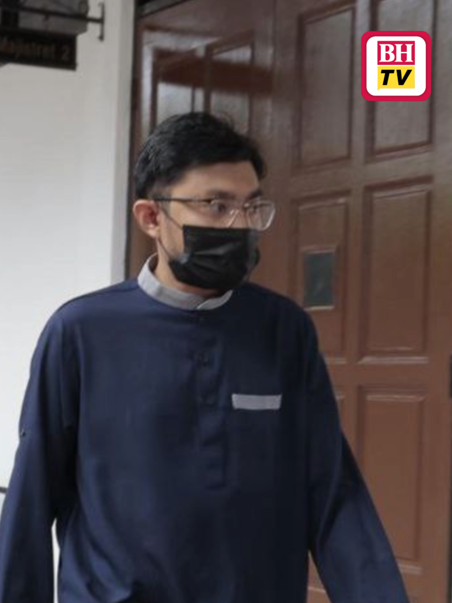 Seorang doktor perubatan dihadapkan ke Mahkamah Majistret di Teluk Intan, hari ini, atas pertuduhan merakam video punggung dan badan seorang wanita pada Julai lalu. #beritaditiktok