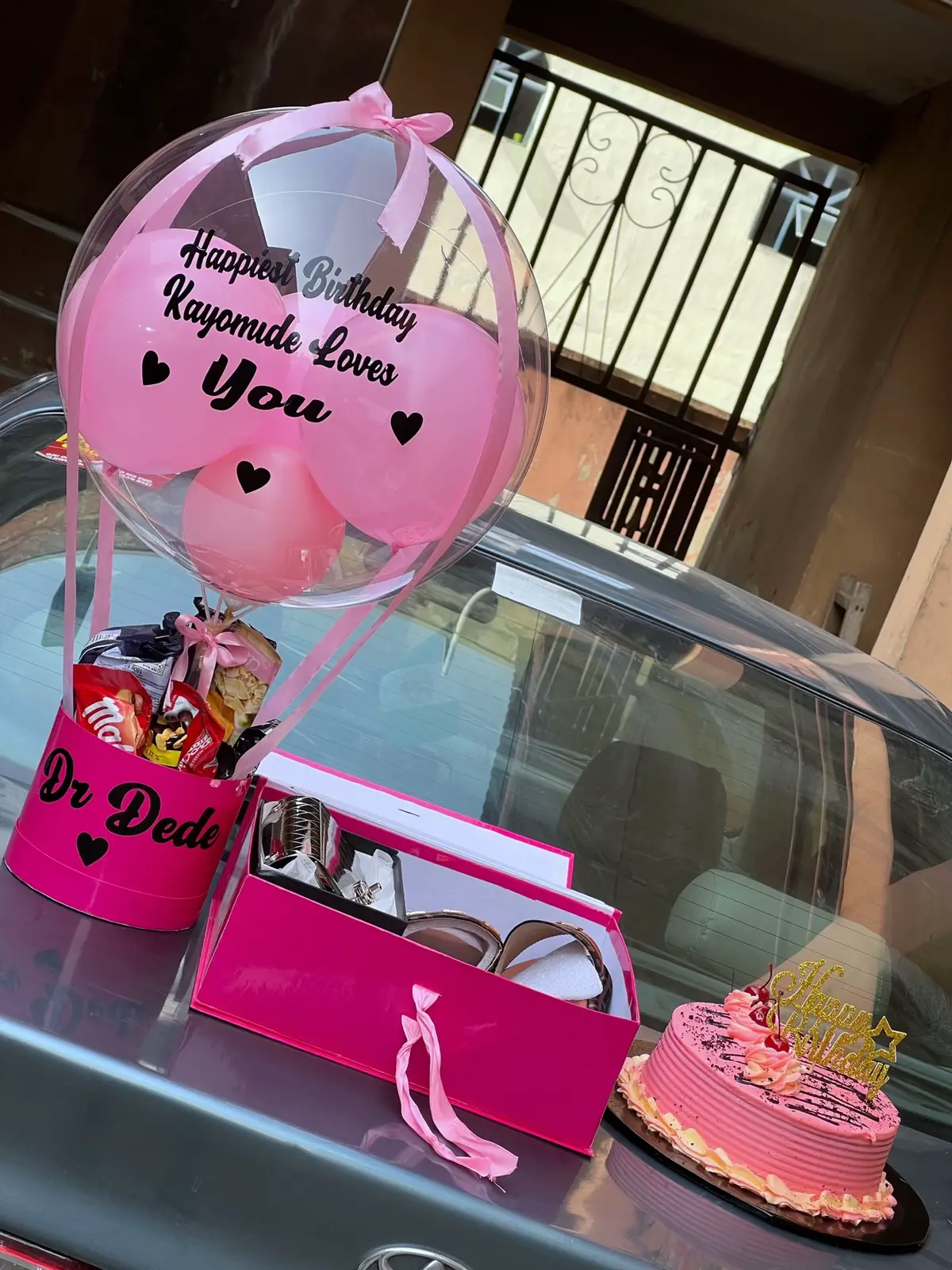 Birthday package gift ideas for her 🥰 #giftideas #giftsforher #cutegiftideas #affordablegifts #hotairballoon #birthdaycake #giftingideas #smallbusinesscheck #giftideasforher #fypp #giftideas #goviral #blowthisupforme #swankysurprise 