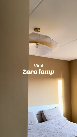 Ook gezwicht voor de viral @Zara Home Official lamp in de slaapkamer. Een droom! ☁️ #zarahome #slaapkamer #slaapkamerinspiratie #slaapkamerstyling #nieuwbouw #musthave #zaralight 