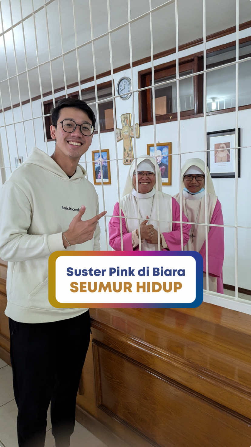 **Pink Sister yang tinggal di biara seumur hidup.** Buat Kak Andovi, semoga menjawab ya. Para suster ini mengenakan jubah berwarna merah muda, simbol cinta dan doa yang mereka persembahkan setiap hari di hadapan Sakramen Maha Kudus. Kehidupan mereka dipenuhi dengan keheningan dan doa kontemplatif, mendoakan kita semua dan membawa terang di tengah masyarakat. 🌸🙏 #PinkSisters #majuskatolik #katolik 