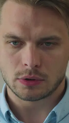 Злится на неё из-за её эмоций 🙄