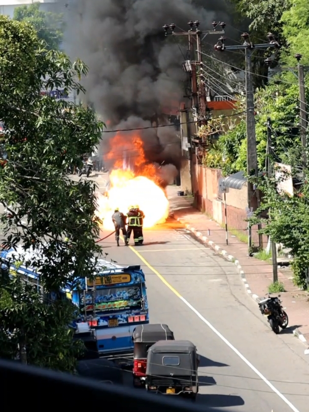 බත්තරමුල්ලේ ගිනිගත් Discovery සැප රිය #reels #fypシ゚ #fyp #landrover #rangerover #discovery #landroverdiscovery #fire #firefighter #battramulleseelarathna #landroverdiscovery 