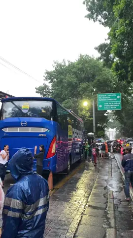 Suasana Graha Persib Jelang Keberangkatan Pemain Menuju Stadion Gelora Bandung Lautan Api. #persib1933 #persib #maungbandung #persibbandung #persibday #bobotoh #pangeranbiru #liga1indonesia #vikingpersibclub #northernwall #briliga1 #sepakbola #sepakbolaindonesia #stadion #sidolig #gbla #ciroalves #nickkuipers #marcklok #daviddasilva #latihanpersib #bojanhodak #briliga1 #indosiar #umuhmuchtar #persibsalawasna #bobotohsaalamdunya #timnasindonesia