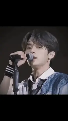 THIS EYE CONTACT ✨😭@jypestraykids @straykids_japan #kpop #skz #straykids #straykidsworlddomination #straykidseverywhereallaroundtheworld #youmakestraykidsstay #lovestay #leeknowedit #leeknow #leeknowiscute #leeknowbestboy #линоу