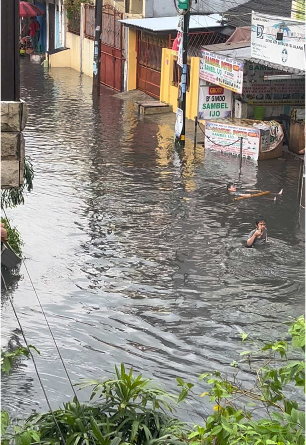 Nggak usah jauh-jauh ke Waterbom. Depan rumah udah bisa main air tiap hujan. Namanya juga Taman Asri Ciledug tercintaah! 👹 #tamanasri #tamanasriciledug #ciledug #ciledugpride #infociledug #banjirciledug #banjir2024 #ciledugtangerang 