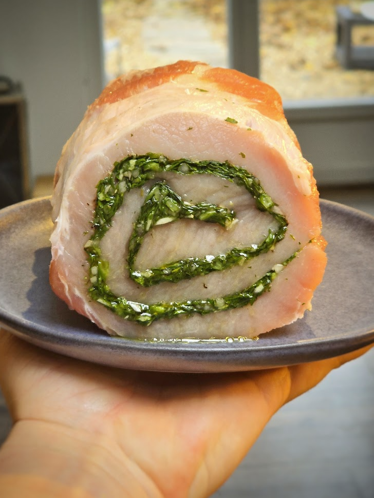 Rôti de Porc Façon Chimichurri ! Les petits rôtis de porc c’est bon marché, c’est juteux, c’est simple, parfait pour un repas de fêtes ou une bouffe entre copains ! Avant de m’attaquer à la recette je m’occupe de mes couteaux ! Pour ça je peux compter sur la superbe machine à affûter Tormek T-1 ! Déjà 6 mois que je travaille avec Tormek sur ce produit, terriblement efficace et utilisable sur tout types de couteaux, c’est vraiment le top ! Pour la recette : Tu commences par prendre un rôti de porc dans le filet (ou l’échine, en fonction de tes goûts !) Compte environ 200g par personne. Tu vas l’ouvrir dans la longueur en conservant pour chaque couche une épaisseur d’environ 2/3 cm (ce n’est pas si compliqué, prends ton temps !). Pour la sauce : -          Persil -          Coriandre -          Thym Frais -          Echalotte -          Oignon de Roscoff -          Ail -          Piments verts -          Huile d’olive. Tu haches le tout finement et tu mélanges avec l’huile en ajoutant sel et poivre. Ensuite tu assaisonnes ton rôti, tu le tapisses de ta préparation, tu enroules et tu ficelles ! J’ai fait pas mal de vidéo pour t’expliquer comment ficeler, sinon tu peux mettre une crépine autour de ton rôti ! Pour la cuisson je mets mon rôti environ 1h/1h15 pour 1 kilos dans un four froid et je chauffe à 180°c. Je laisse reposer sous alu 5 minutes puis je tranche ! Tu peux faire une petite purée de châtaignes, quelques pommes dauphines le tout avec un petit verre de blanc sec, top ! Allez, Bon app ! #pourtoi #food #bonnepitance #cuisine #recette #recettefacile #viande #cochon