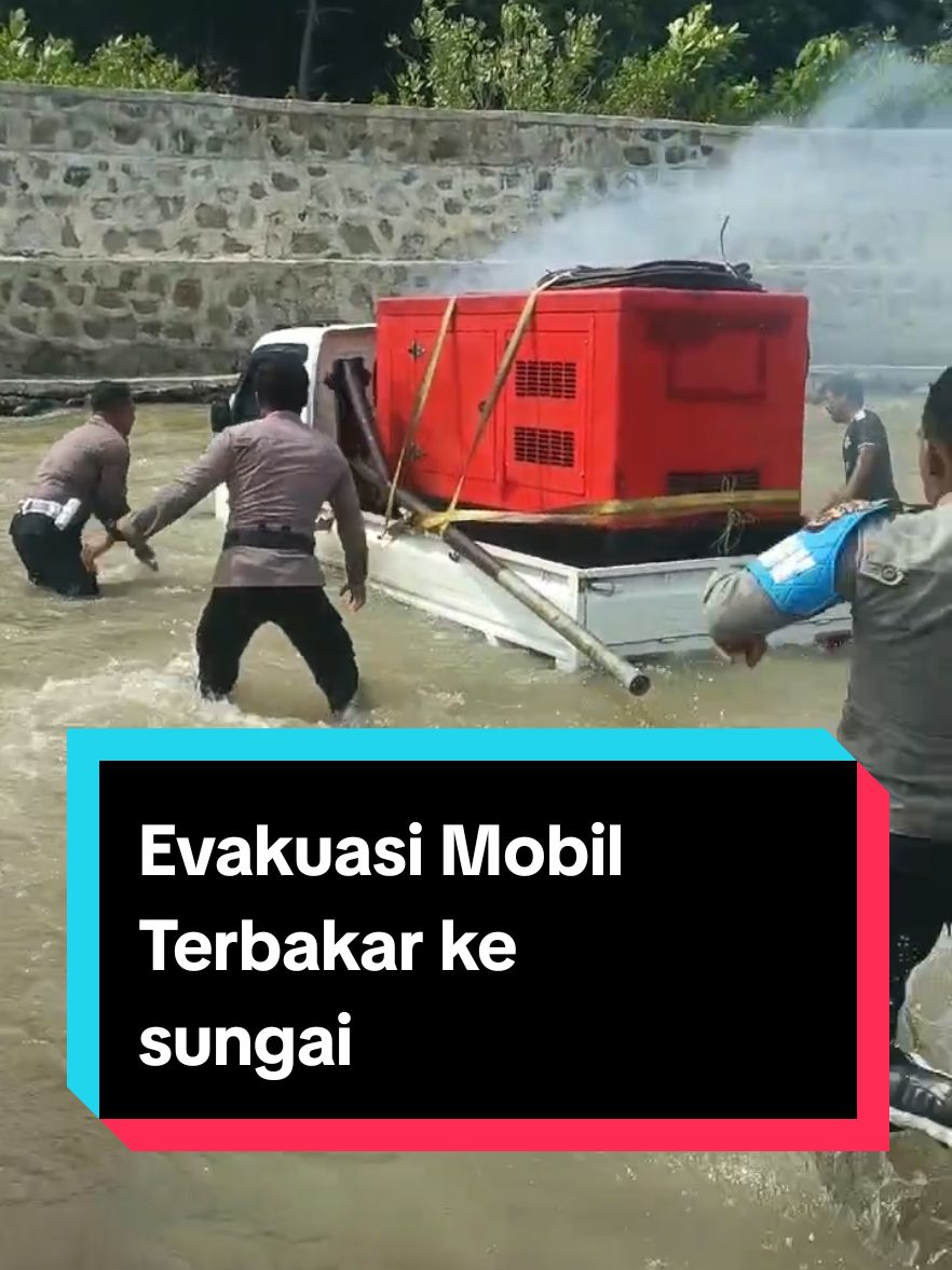 Memadamkan Api Langsung ke Sungai #mobilterbakar #polresmatim #poldantt #Ditlantas #nttpride🏝🔥kupangntt💯