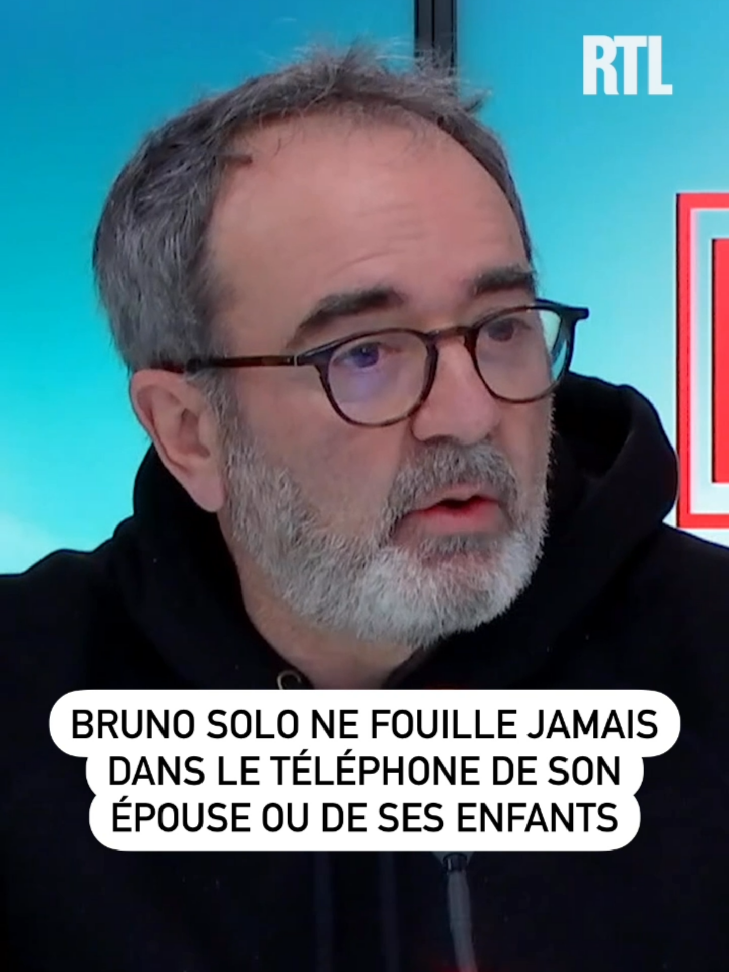 Bruno Solo ne fouille jamais dans le téléphone de son épouse ou de ses enfants ! Le comédien seul sur scène dans la pièce 