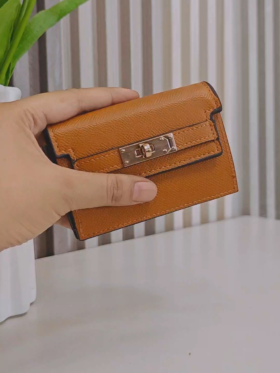 CARD HOLDER WALLET FOR WOMEN. Ang ganda pero bakit ang mura lang! #cardholderwallet #cardholder #walletforwomen #leatherwallet #leatherwalletforwomen #wallet 