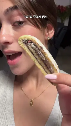 ‏מתכון למגולגלות של שישי הכי טעימות בעולם😍: מצרכים-  500 גרם קמח לבן 50 גרם אבקת סוכר 1 שקית אבקת אפייה קורט מלח 200 גרם מחמאה (לפרווה) 2/3 כוס מיץ תפוזים 1/4 כוס שמן קנולה למילוי- ממרח שוקולד (פרווה) / ממרח תמרים תוספת אגוזים / פקאנים וכו.. כל מה שרוצים :) אופן הכנה- מחממים תנור על 175 מעלות מראש מערבבים את כל המצרכים היבשים עם המחמאה במיקסר עם וו גיטרה , עד למרקם של חול.  לאחר מכן , מוסיפים את המצרכים הרטובים עד לקבלת בצק. מחלקים את הבצק ל2 ומרדדים בין שני ניירות אפייה , מורחים כל ממרח שרוצים , מגלגלים לרולדה , מניחים בתבנית עם נייר אפייה ועושים חריצים. מכניסים לתנור ל25 דקות בדיוק! מוציאים מהתנור , מצננים , חותכים ומפזרים מעל אבקת סוכר! בתאבוןןן🫶🏼
