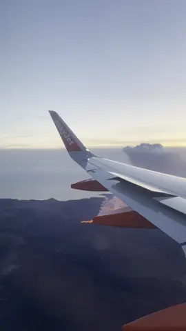 Flying over a volcanic eruption was the most amazing way to enter Iceland 🌋 #iceland #volcanoeruption #volcano 