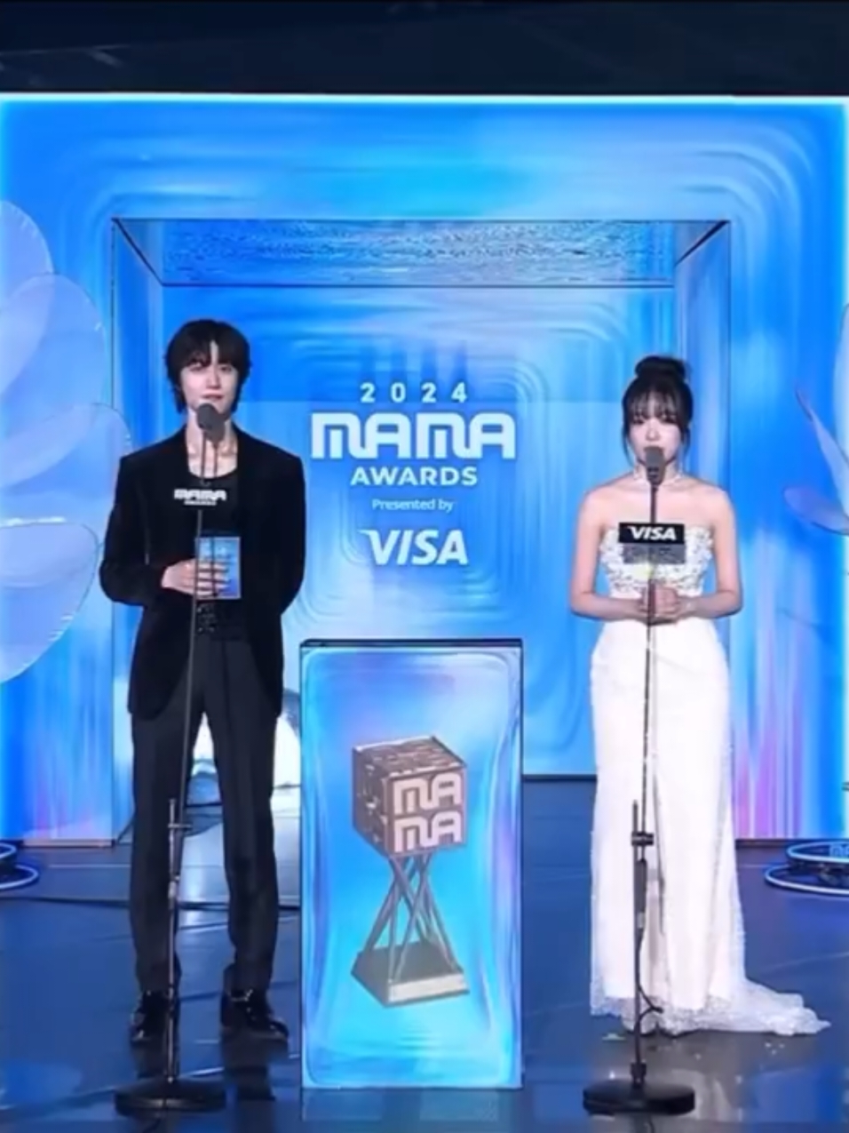 jo yuri with kwak dongyeon presenting worldwide KCONers choice award for zerobaseone at MAMA awards in japan #joyuri #kwakdongyeon  #mamaawards #izone #squidgame #actress #actor #trending 