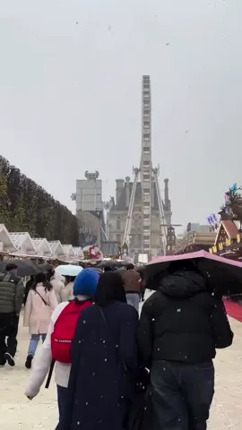 Le marché de Noël au Jardin des tuileries sous la neige  The Christmas market at Jardin des tuileries under the snow  Crédit Photo: @mandmwalks Follow us on IG: @champselysees_paris www.champselysees-paris.com © Paris, Always an Amazing idea! #paris #igersparis #neige #snow #neigeaparis #snowinparis #jardindestuileries #tuileriesgarden #marchedenoel #christmasmarket #marchedestuileries