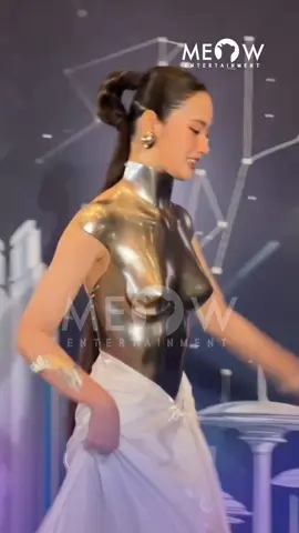 NTK Hà Thanh Việt tinh tế nhanh tay đến giúp hoa hậu Ý Nhi khi cô nàng bị vấp váy trên thảm đỏ fashion show “Fly Me To The Moon”. #MeowEntertainment #SapTinggg #MeowNetwork #TikTokGiaiTri #saptinshowbiz #cayphimnayne #TiktokAwardsVN #FlymetothemoonFS #NTKHaThanhViet