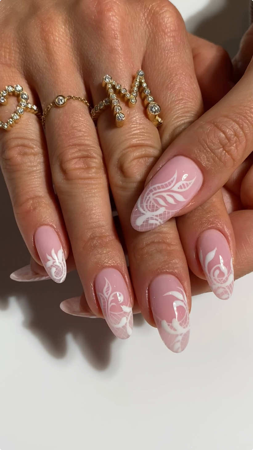 It's soft, it's chic, it's romantic, it's perfect 😩😍 I'm in loveeeee! These are going on my wedding nails mood board that's for sure! ☺️ Who's excited to see Diana's Italian wedding nails? #weddingnails #lacefrenchtip 