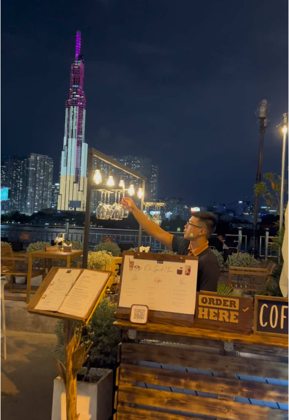 Có hẹn với 2 ly Vang #CheckinSaigon #landmark81 #SaigonRiverView #16nguyenvanhuong #outdoordining #JdeWineAndMore 