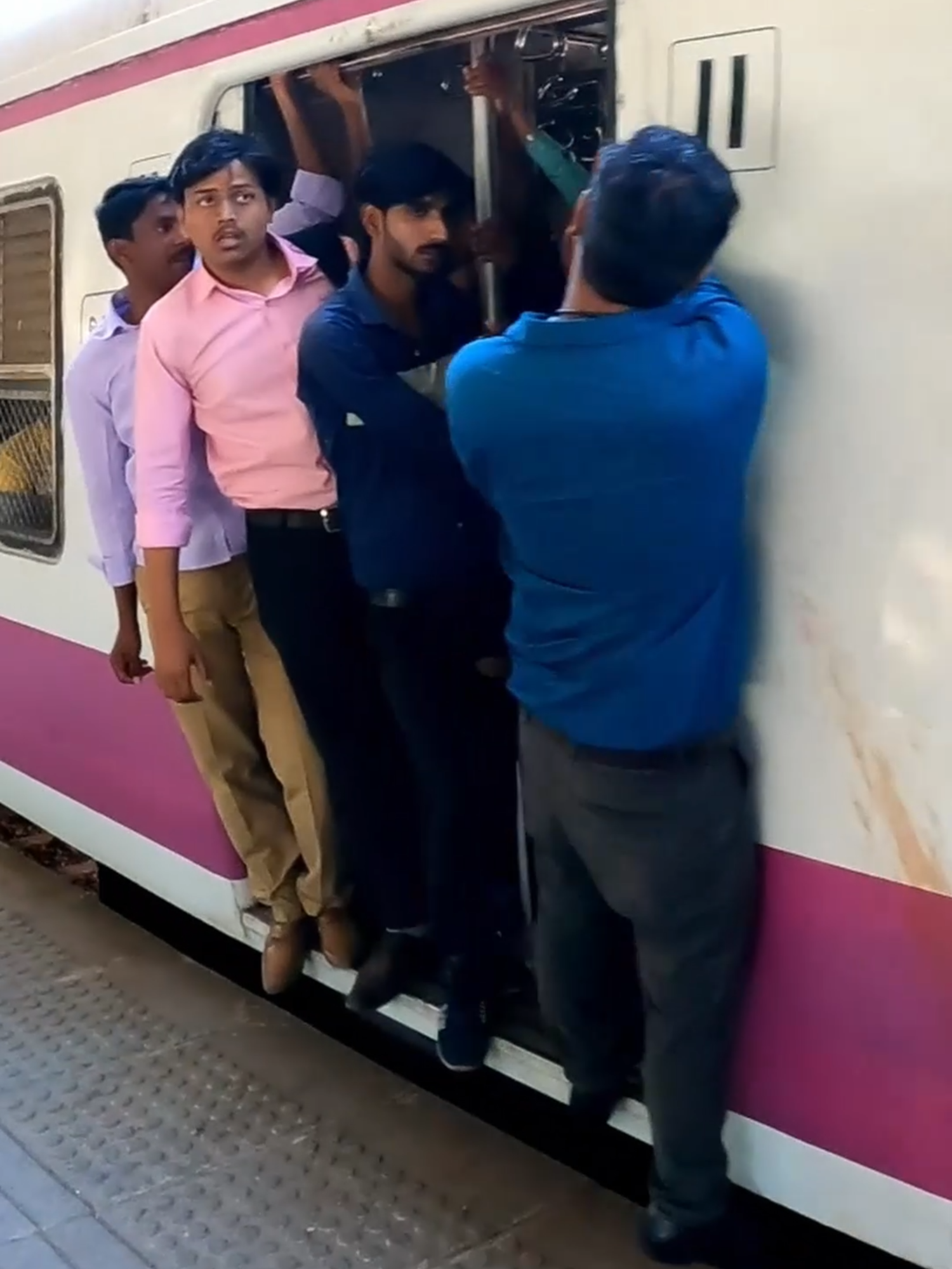 2nd Class Local Train in Mumbai, India 🇮🇳 I rode the Mumbai local train, which is usually jam packed with people hanging out of the doors. However, it was the middle of the afternoon, between the morning and evening rush periods so I think I got it as quiet as it ever gets. #India #Mumbai #BudgetTravel #TravelVlog