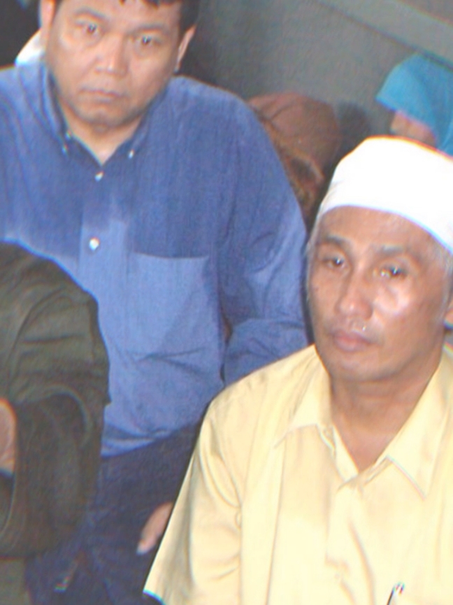 #CapCut Trio bersama ikhwan2 dan #moslem #lawyer Ahmad Michdan pada 2008 di LP NK. #jj #fotoBareng 