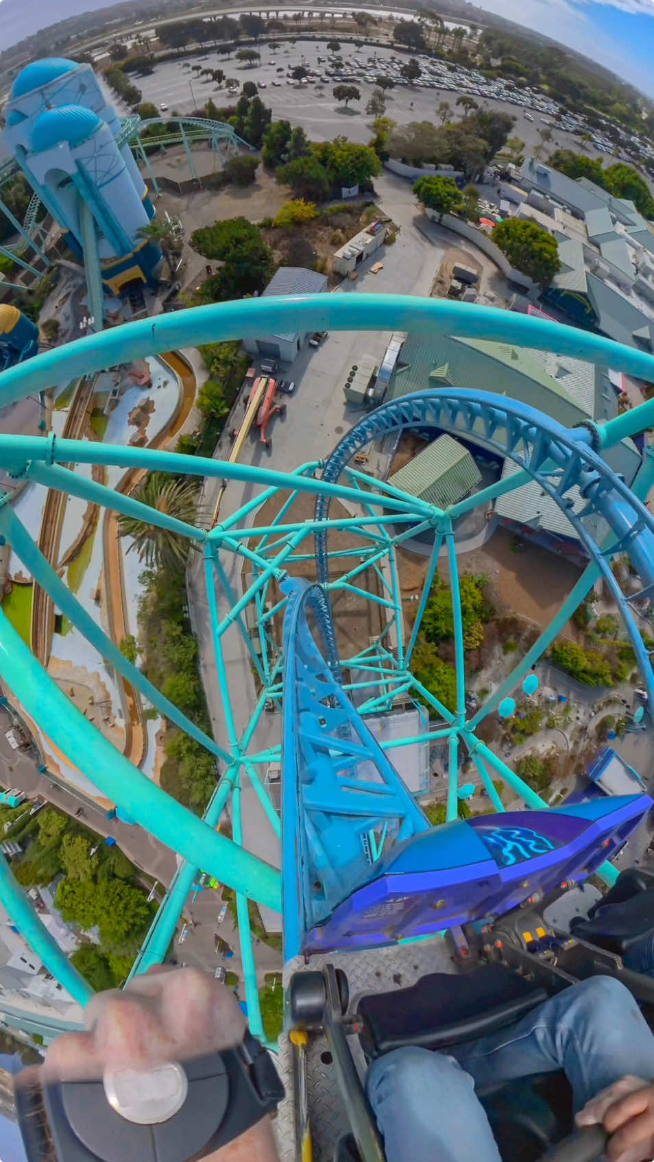 This coaster is INSANE😱 Would you ride this triple launch coaster? It even has an inversion😏 You can find this coaster at SeaWorld San Diego🇺🇸 #themepark #california #rollercoaster #seaworld  #CapCut 