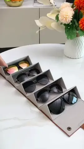 🔗 LINK NA BIO Chega de óculos espalhados pela casa! 🕶✨ Esse porta-óculos mantém tudo organizado e protegido com muito estilo. Praticidade que faz toda a diferença! 😍 #achadinhosdashoee #organizaçãoemcasa #dicaspraticas #utilidadesdomésticas #vidamaisorganizada #fyp #fouryou 