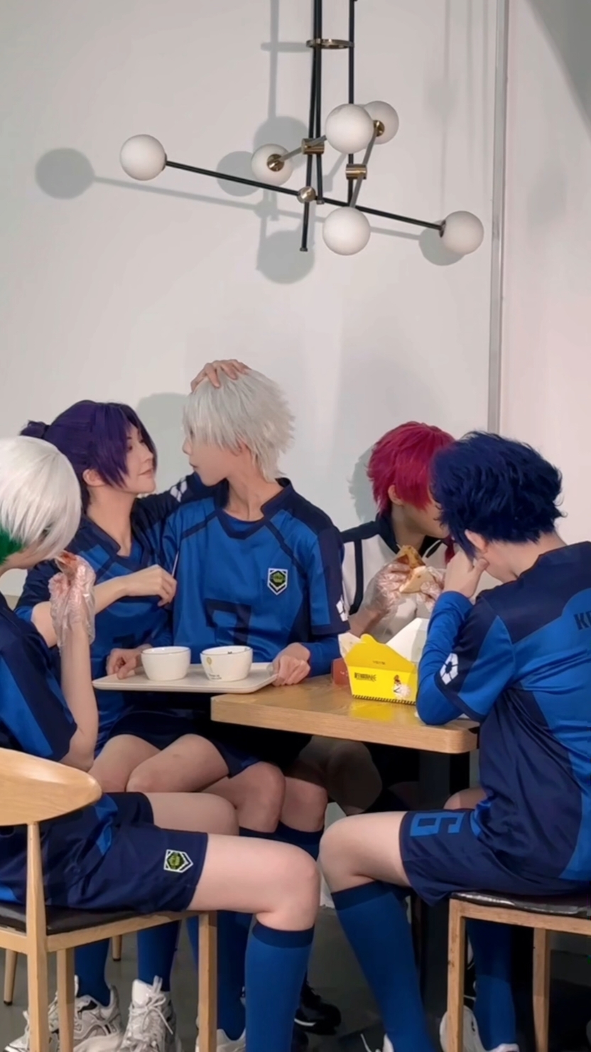 I don't seem to have a place to eat alone with reo...  • • •Cr: 粥粥莱Zzz #bluelock #cos #yukimiyakenyu #douyin抖音 #reomikage #otoyaeita #nagiseishirocosplay #hyuxie_cos 