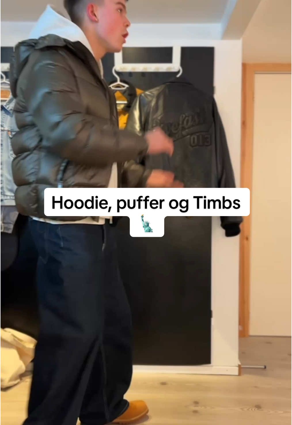 Et hurtigt fitcheck - hoodie, puffer og Timbs 🗽 Skud ud @MAS + @Thor Blanchez Farlov for musikken ❤️‍🔥 #fypageシ #fypage #fyp #fypシ゚ #fyppppppppppppppppppppppp #fypviralシ #grwm 