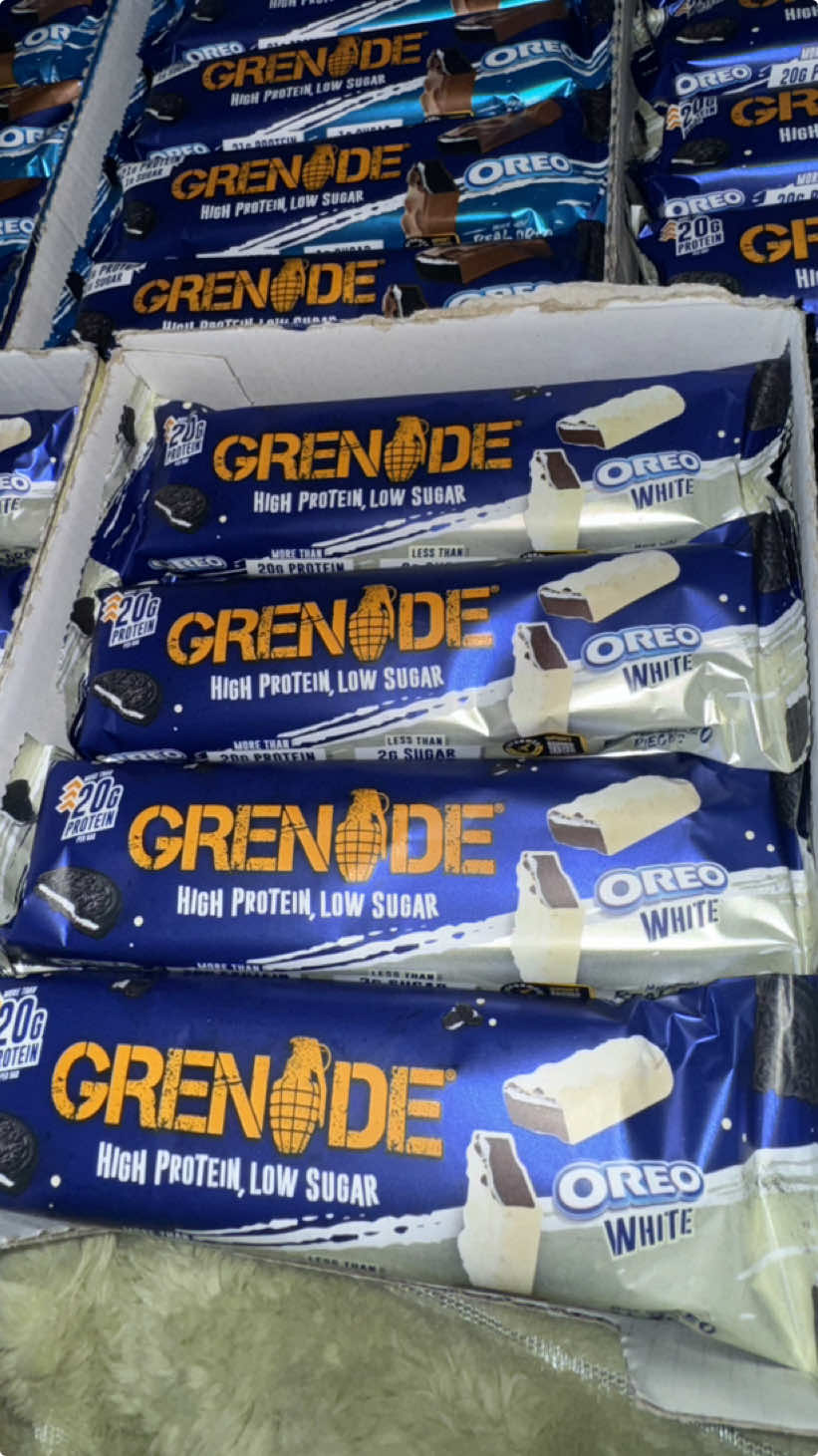 Oreo and white oreo on an amazing discount today ✅‼️#grenade #blackfridaysale #bulkbuy #paydaysale #xmas #proteingoals #wheyprotein 