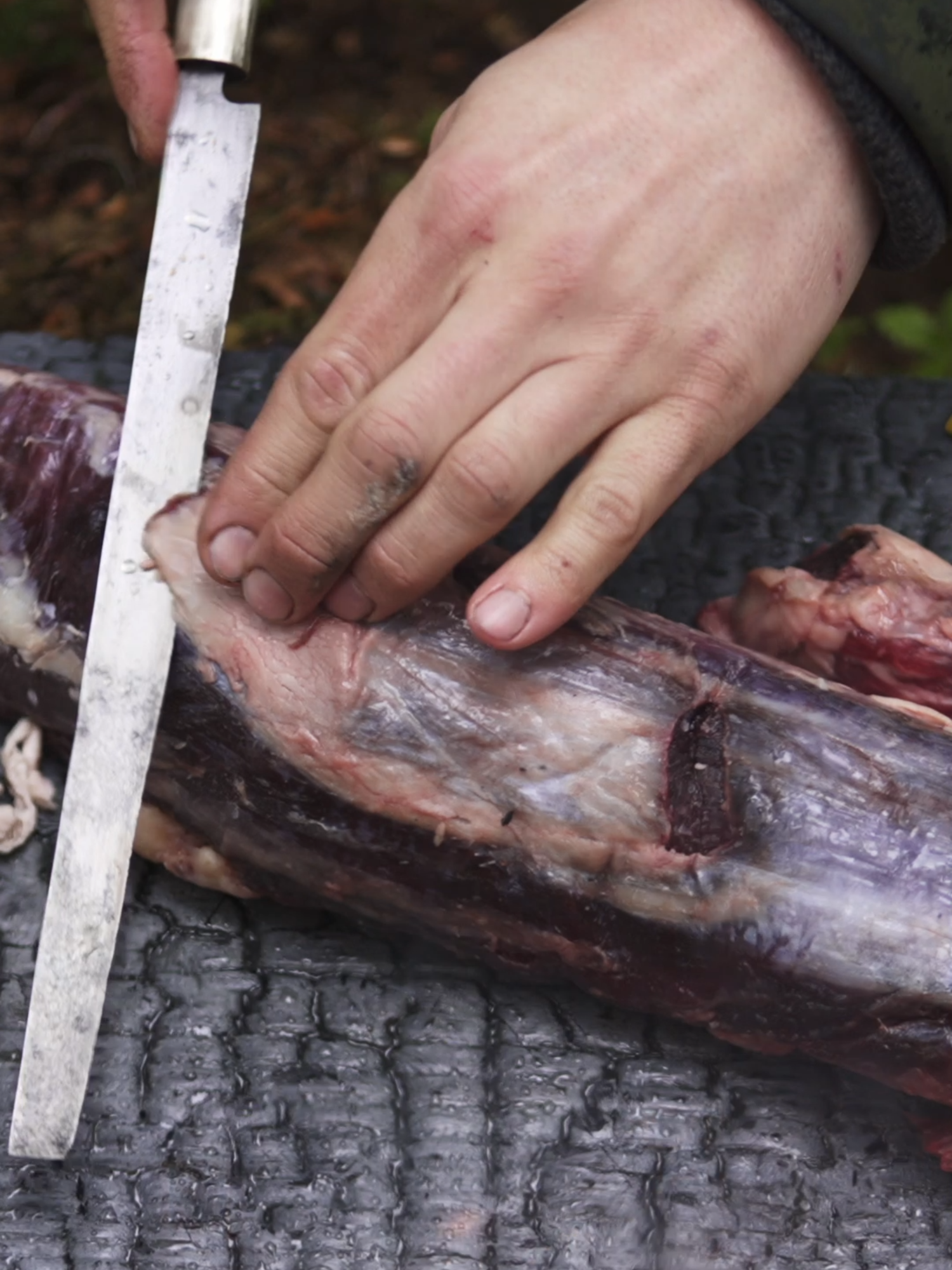 This isn´t cutting, it's sculpting. 🥩🎨 #meat #firekitchen #outdoorcooking #norway