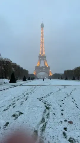 💙🤍❤️🎄💙🤍 ❤️»La Dame de Fer» sous les flocons de neige ❄️🎄🎄❄️tombés hier sur la Ville des lumière #Paris💙🤍❤️   #francetiktok🇫🇷 #France #paris #vivelafrance #vivelavida #parisianstyle #parisian #paris2024 #parismonamour #sortirparis #noel #noelparis #ParisMagique #christmas #visit #travel #traveltiktok #traveltiktok #traveling #trip #discover #discovery #discoveryplus #discoverychannel #parismaville #parismagic #city #citylife #weekend #WeekendVibes #weebtiktok #toureiffel #toureiffelparis #trocadero #snow #winterfashion #wintervibes #winterishere #neige #neigeparis 