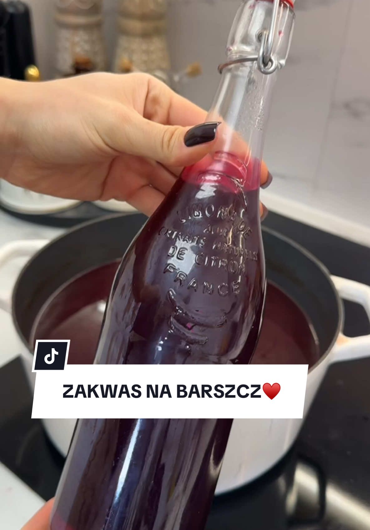 • Zakwas na barszcz czerwony •  4kg buraków  2 opakowania liści laurowych  2 opakowania czarnego pieprzu ziarnistego  4 główki czosnku  1,5-2 litra wody  1,5-2 łyżki soli  2 kromki pieczywa żytniego  Zakwas trzymać w żeliwnym naczyniu przez 4-5 dni i następnie go przecedzić. Przelać do butelek lub słoików i wlać łyżkę oliwy na wierzch aby zakonserwować zakwas. Tak przygotowany zakwas trzymać w lodówce maksymalnie do 3 tygodniu. Będzie on świetną bazą do wigilijnego barszczu czerwonego ♥️