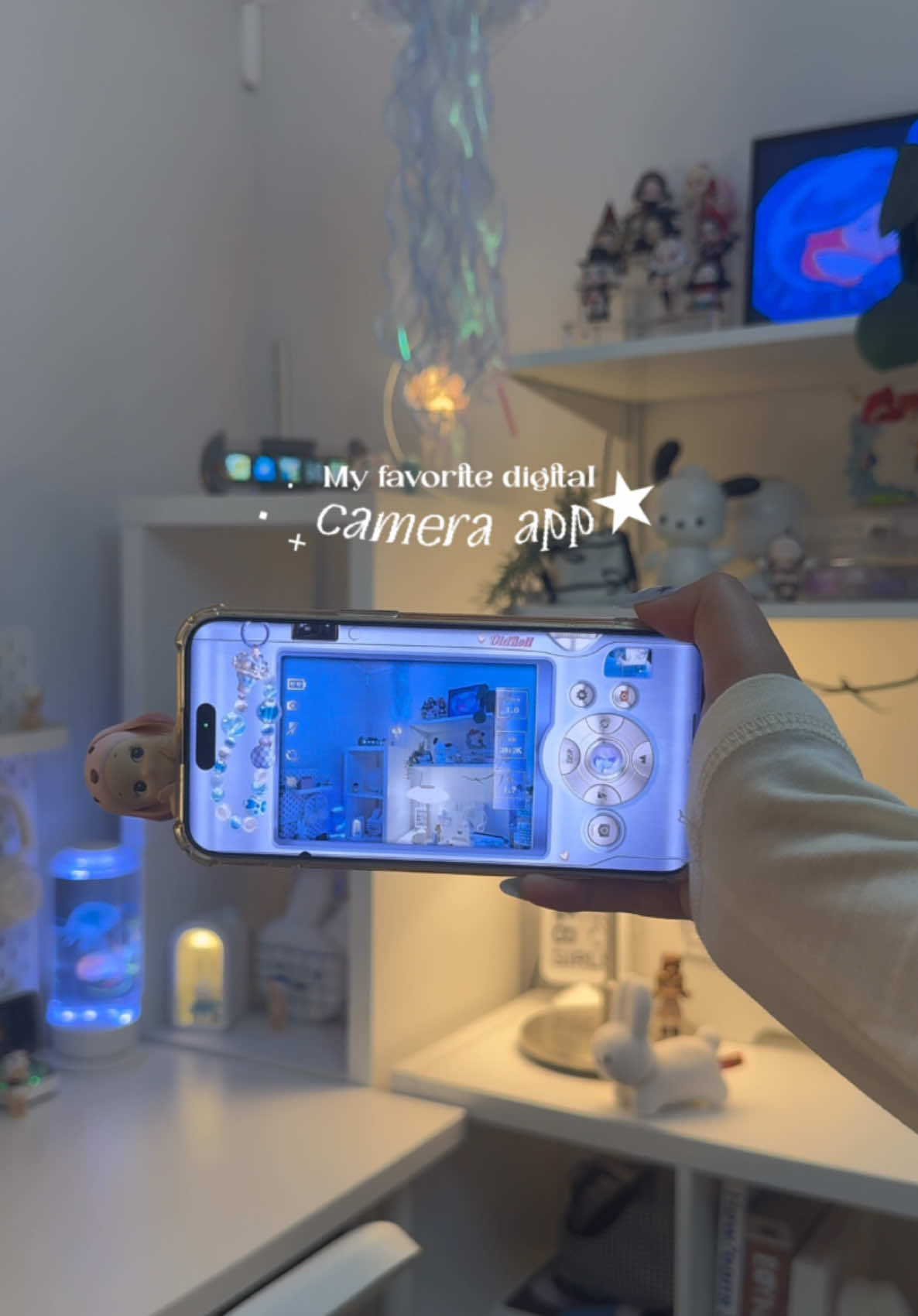 Love this camera!🤍 @oldroll_cam  . . . . #digicam #oldroll #digitalcameraapp #oldrollapp #filmapp #y2kcamera # aesthetic #room #desk #cameraapp #filmaesthetic #apprecommendation #newjeans #RoomTour #desktour #Vlog