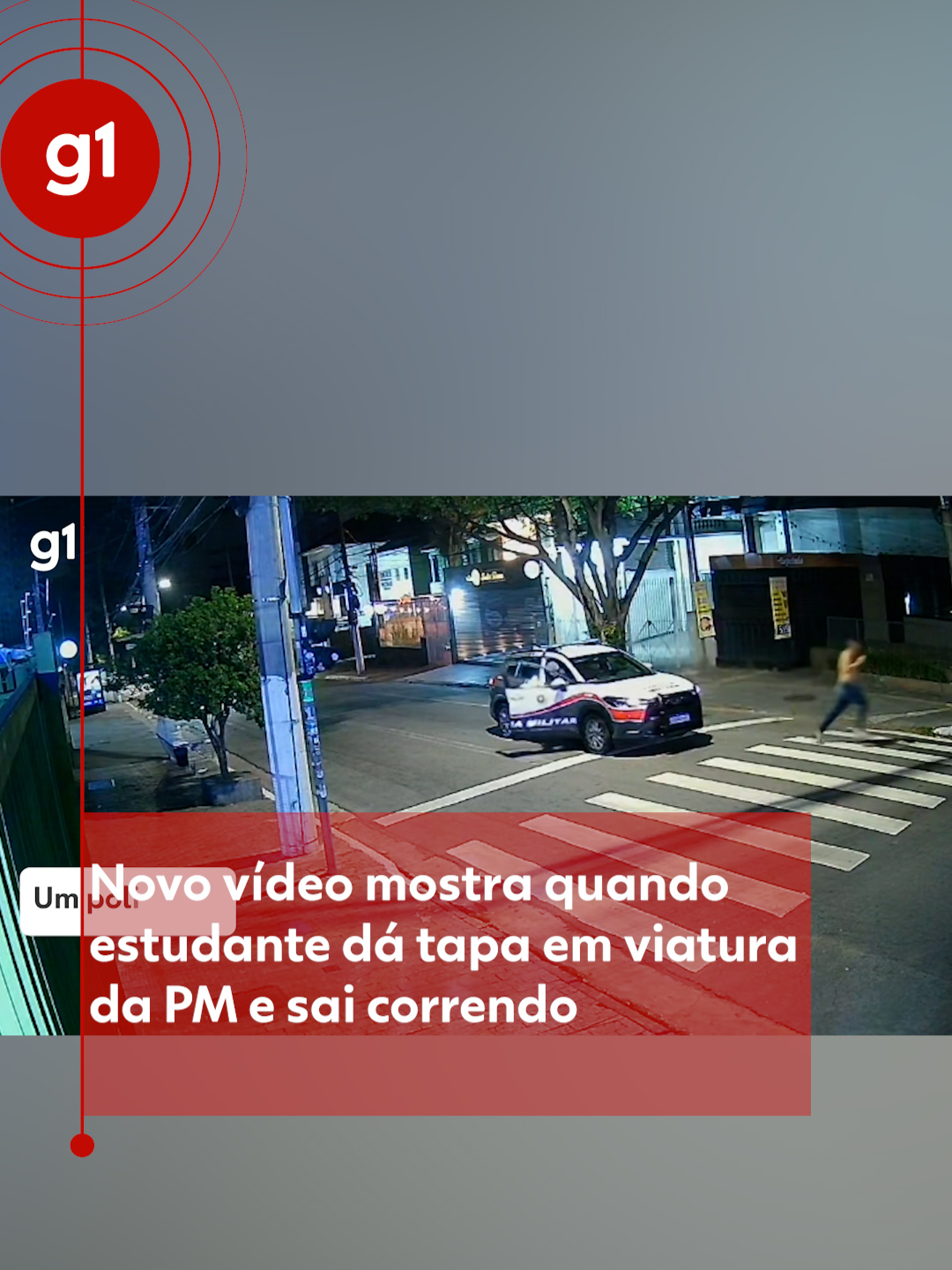 São Paulo - Novas imagens de câmera de segurança mostram o momento em que o estudante de medicina Marco Aurélio Acosta passa na rua ao lado de uma viatura da Polícia Militar, bate no retrovisor do veículo e foge ao ser perseguido. Isso aconteceu minutos antes de ele correr para um hotel onde estava hospedado, na Zona Sul de São Paulo, e levar um tiro à queima-roupa de um dos policiais na madrugada de quarta-feira (20). As imagens acima foram obtidas nesta sexta-feira (22) pela TV Globo. O agente que atirou foi indiciado por homicídio pela Corregedoria da Polícia Militar. Tanto ele quanto o outro PM respondem a processo interno da corporação e estão afastados. Quando Marco bate no retrovisor do veículo, um dos policiais desce do carro com a arma em punho em direção ao rapaz, que sai correndo. O motorista da viatura acelera e também o persegue. Um pouco antes, outras câmeras já tinham registrado a chegada do estudante acompanhado de uma mulher ao hotel na Vila Mariana. Em seguida, é possível vê-la deixando o quarto primeiro. O estudante de medicina sai depois e vai para a rua. Veja mais em #g1. #sp #sãopaulo #polícia #tiktoknotícias