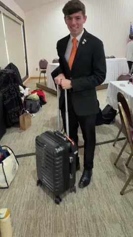 I like my suitcase!!🧳❤️#fyp#fypシ゚viral#suitcase#trump2024🇺🇸#barrontrump#lunch#school#fbla#viral#viralvideo 