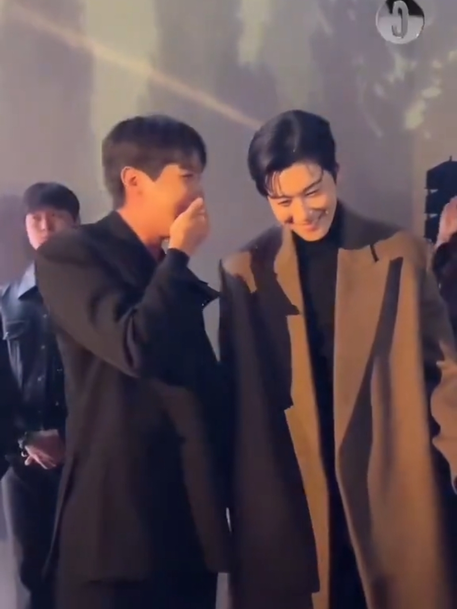 ❤️chaeunwoo y J-hope en el evento para la marca Audemars piguet✨️#chaeunwoo❤️‍🔥❤️‍🔥 #chaeunwoo #leedongmin #nunu @차은우 @ASTRO 아스트로 @BTS  @ASTRO_MJ777 @ROCKY 