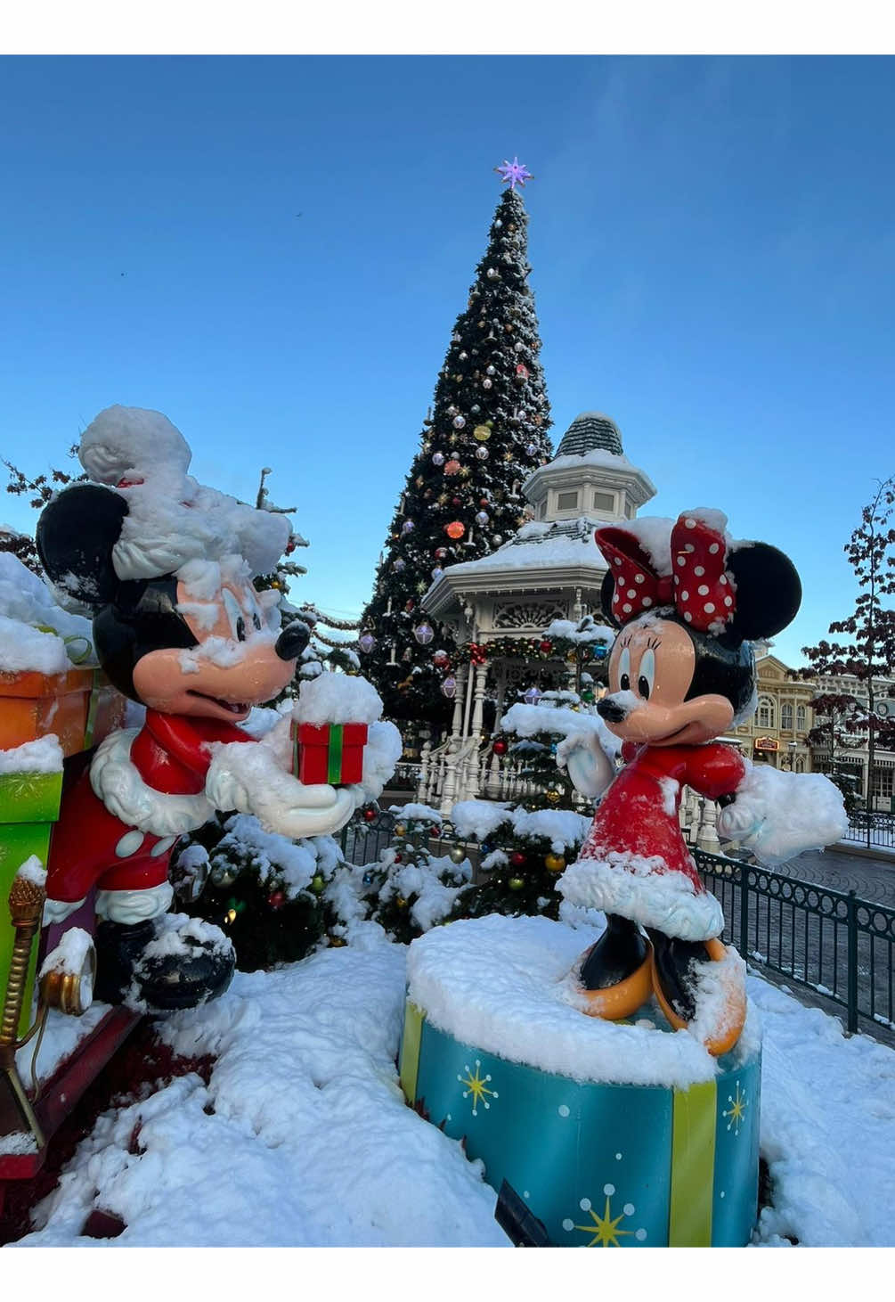 ☃️❄️ Primera nevada de la temporada en @Disneyland Paris ✨ #disneylandparis #snowman #disneyparis #disneyparks #disneyxmas #christmas #neige #paris 