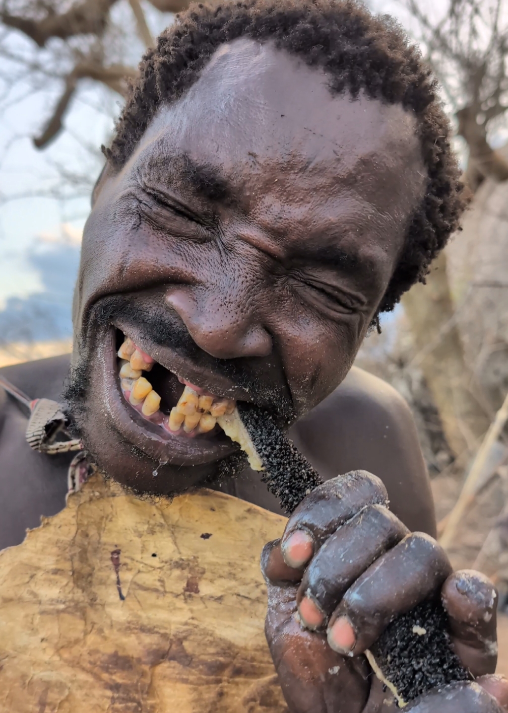 Ohh,,😲 it's breakfast🔥🤤 After successful hunting So delicious food#culture #bushmen #africa 