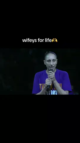 the whole jersey retired ceremony was wholesome mercury legend🙂‍↕️ one day when Diana's ceremony happens I hope penny do the speech for diana I know she doesn't like it but I miss my mothers talking about each other's greatness give me another speech pleaseee  #WNBA #dianataurasi #pennytaylor #phoenixmercury 
