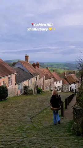 📍Shaftesbury  Shaftesbury is a charming Saxon market town located in North Dorset. It's particularly famous for Gold Hill, a picturesque cobbled street lined with thatched cottages that featured in a renowned Hovis bread advert. ✨☺️