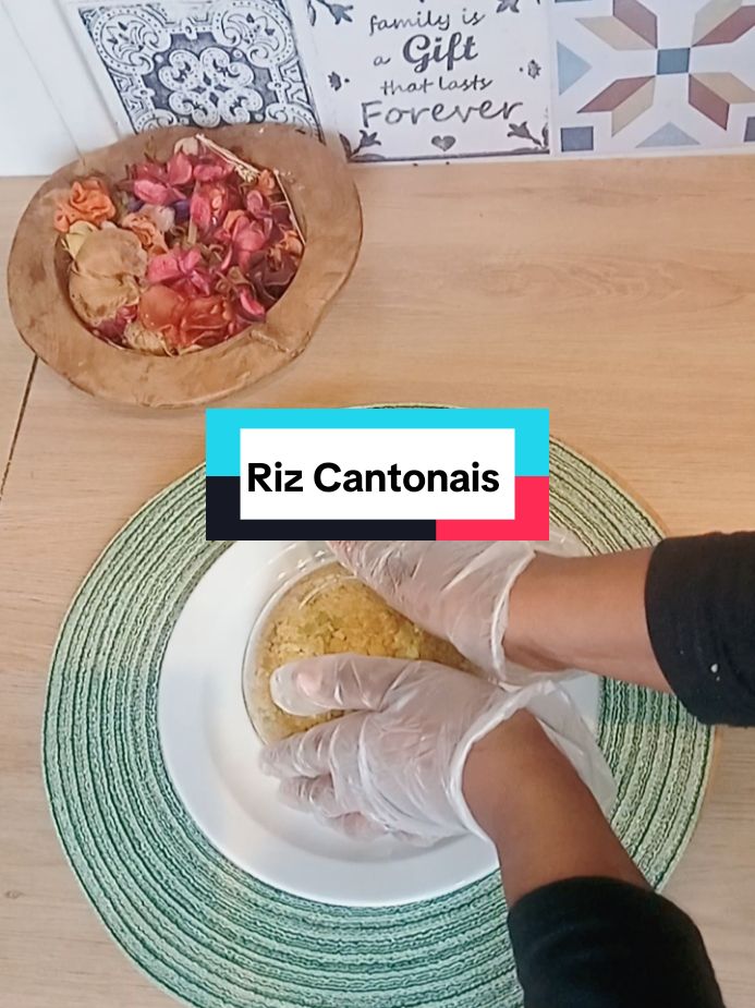 Réponse à @user4062634808098 riz cantonais recette rapide et facile  ingrédients : huile oeufs ( sel poivre) oignon carotte ail paprika curcuma sel poivre  sauce sauja petits pois  maïs doux #riz #recetasfaciles #rizcantonais #yummy #idianfood #cuisinesenegalaise🇸🇳🇸🇳 #diasporasenegalais #tiktokfrance #ricelover #sauja 