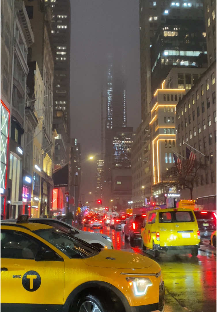 Walking in The Rain , New York City 🌧️❤️🇺🇸#newyorkcitylife #usa_tiktok #usa🇺🇸 #timesquare #newyork #manhattan #rain #travel #christmas #thanksgiving #statueofliberty #rainbow #grandcentral #brooklynbridge #newyorkcity #nyc #5thavenue 