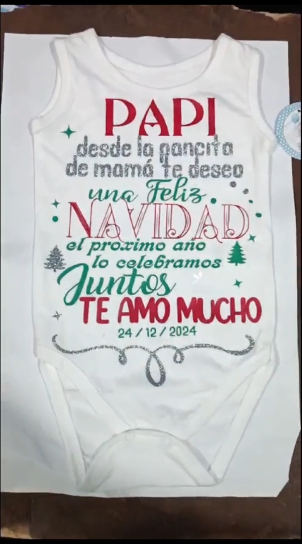 Arte hasta para los tiernitos de la casa 👶🏽  Mamelucos personalizados con vinil textil 👕✂️ ¡Sorprende con regalos únicos y especiales! 🙌🏼🎄✨️🎆 #viniltextil #vinildecorativo #sublimacion #regalospersonalizados #regaloscreativos #navidad #bebés #infantil #fyp 