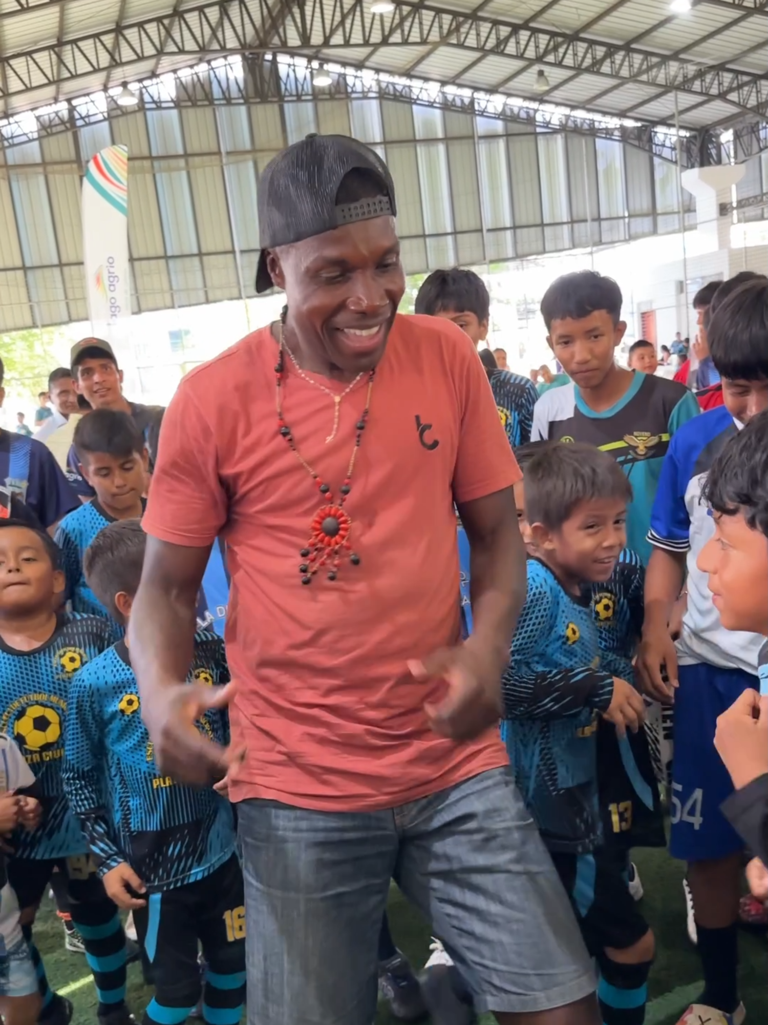 ⚽👏 Hoy recibimos a dos grandes leyendas de nuestro fútbol ecuatoriano: Carlos Tenorio e Isaac Mina. Fue un mensaje claro a nuestras escuelas municipales: 