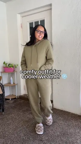 the cutest fleece lined hoodie&sweatpants 🫶🏼 #warmoutfits #sweatpants #hoodie #fleecelinedhoodie #sweatsuit #tts #coldweather #floridacoldfront #coldfront 