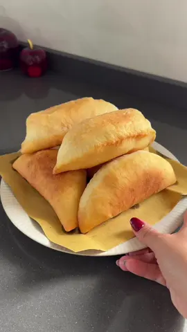 Panzerotti 🌱 Ingredienti ⬇️ - 300 g semola di grano duro rimacinata - 100 g farina  - 1 cucchiaino di zucchero  - 20 g di olio extravergine d’oliva  - 15 g di lievito fresco  - 240 g di acqua a temperatura ambiente  - sale ————————— 🌿 ripieno  - passata di pomodoro  - formaggio  - origano  - un filo d’olio extravergine d’oliva  - sale ————————— 🌿 per friggere  - olio di semi 1 ora e mezza di lievitazione poi formo le palline e li faccio lievitare per la seconda volta per mezz'ora ————————— المكونات⬇️ - 300 جرام سميد القمح القاسي المعاد طحنه ( الفينو ) - 100 جرام دقيق  - 1 ملعقة صغيرة سكر  - 20 جرامًا من زيت الزيتون البكر الممتاز  - 15 جرام خميرة الخبز - 240 جرام ماء بدرجة حرارة المطبخ - ملح ————————— 🌿الحشوة  - صلصة الطماطم  - جبن  - زعتر  - القليل من زيت الزيتون البكر الممتاز  - ملح ————————— 🌿للقلي  - زيت نباتية  . . . #panzerotti #baking #EasyRecipes #italianfood #ricette #creatorsearchinsights 