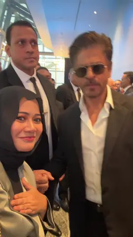 Shah Rukh Khan in Kuala Lumpur. Aaaaaaaa my hearttt💔 dia fist bump bahu I 😭 #shahrukhkhan #shahrukhkhaninmalaysia #kualalumpur 