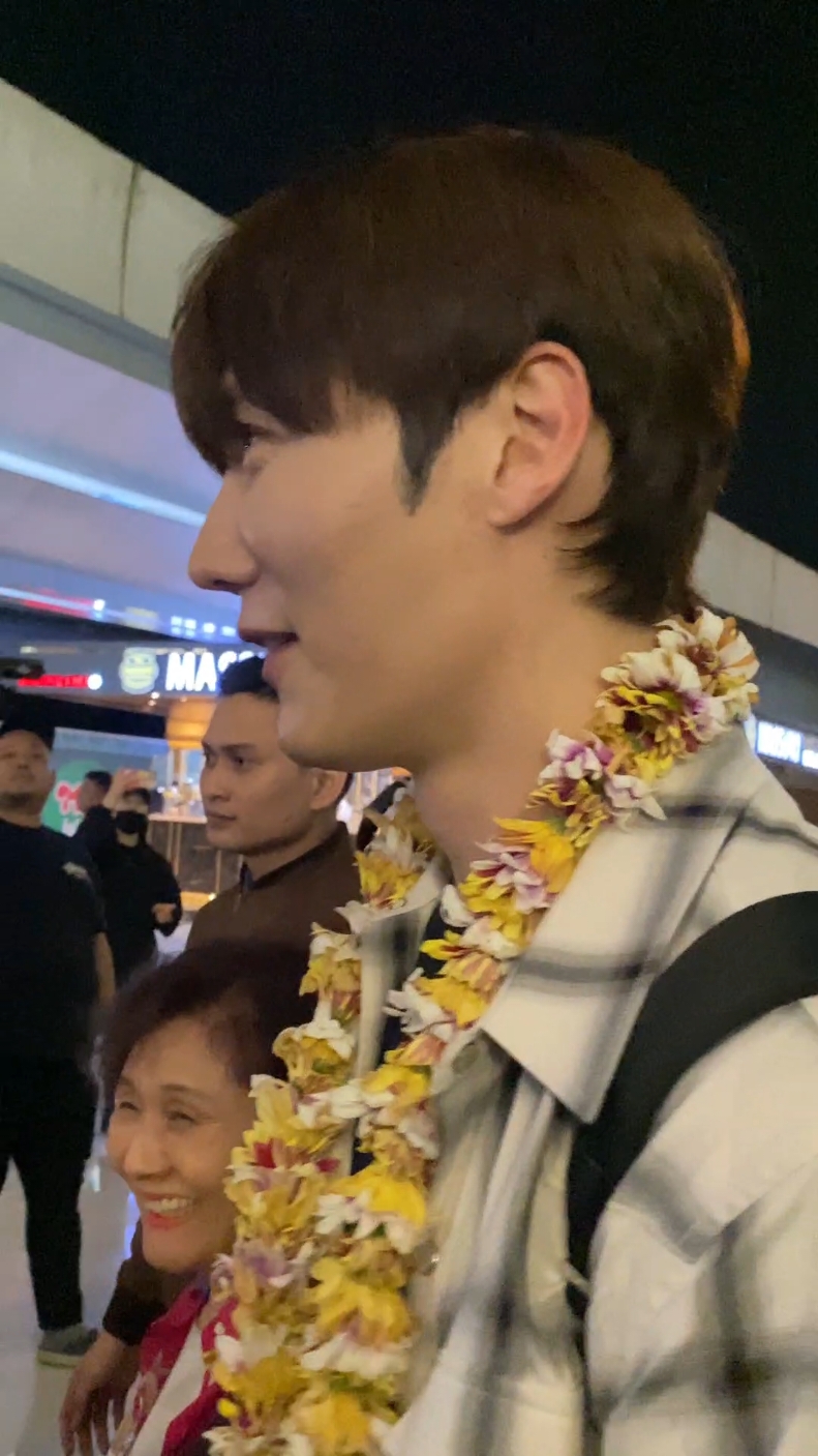 welcome to jakarta jinhyuk oppa!!! #choijinhyuk #indonesia #dayandnight 