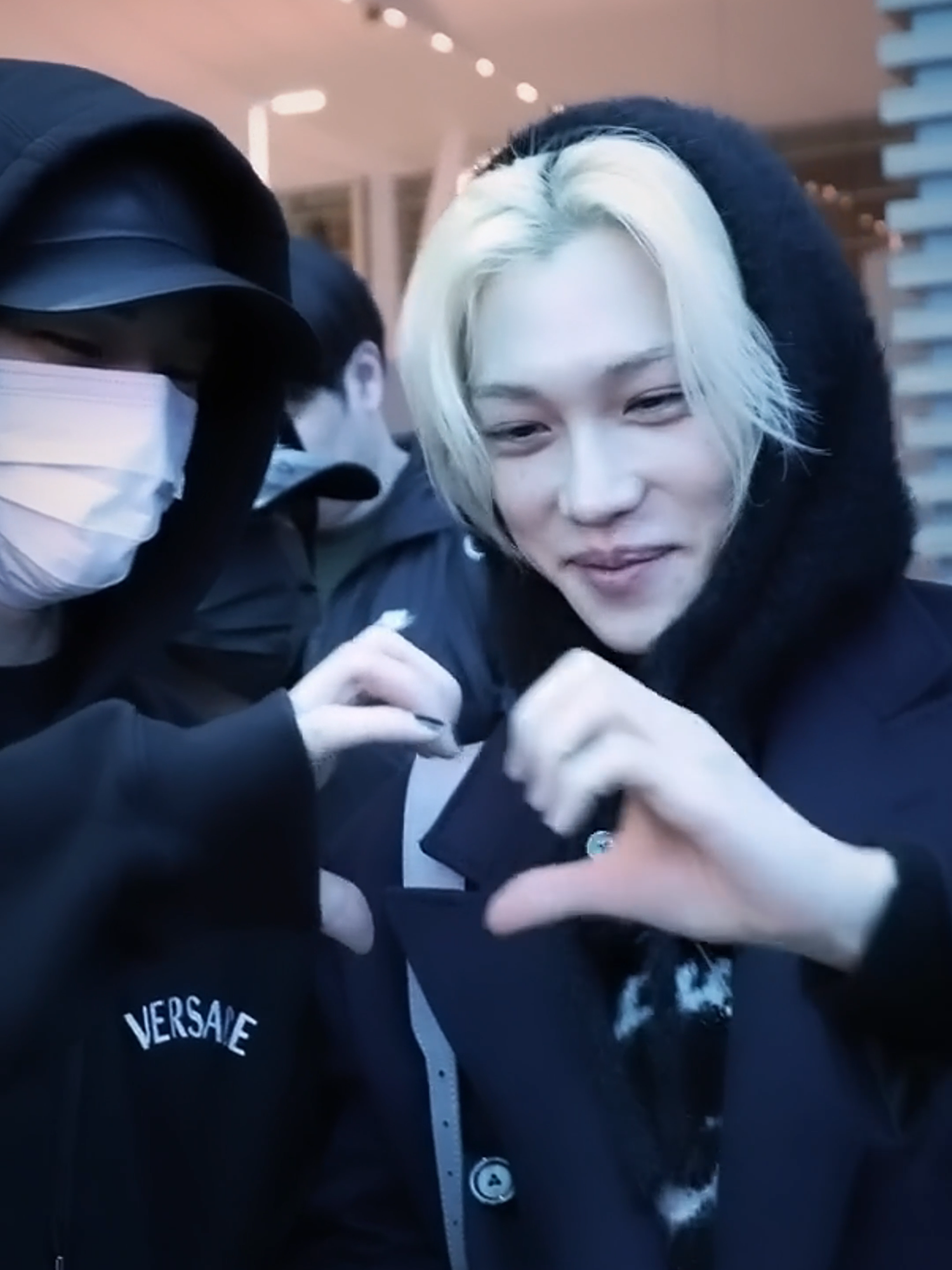 Hyunlix's heart at the airport...I'm melting 🥹🤍💙 #hyunlix  #hyunlix #hyunlixskz #straykids #hyunjin #felix #hyunlixedit #hyunlixoffcial #hyunlixmoment #hyunlix_forever #hyunlixisperfect