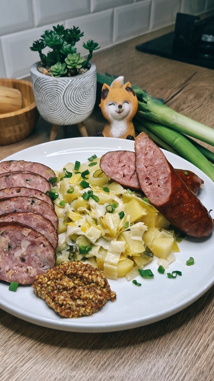 Papet vaudois 😋 Pour 4 personnes :  - 1 saucisse au choux  - 2 saucisses de monbélliard  - 2 poireaux  - 2 oignons  - 500 grammes de pomme de terre  - 25 cl de bouillon de légume  - 25 cl de vin blanc  - 15 cl de crème  - 1 CaC de vinaigre blanc  - sel - poivre  - beurre  #papetvaudois #TikTokFood #recette #recettesimple #food #RecetteFacile #FoodTikTok #suissefood #vaud #suisse #recettesuisse #chesterfoodies 